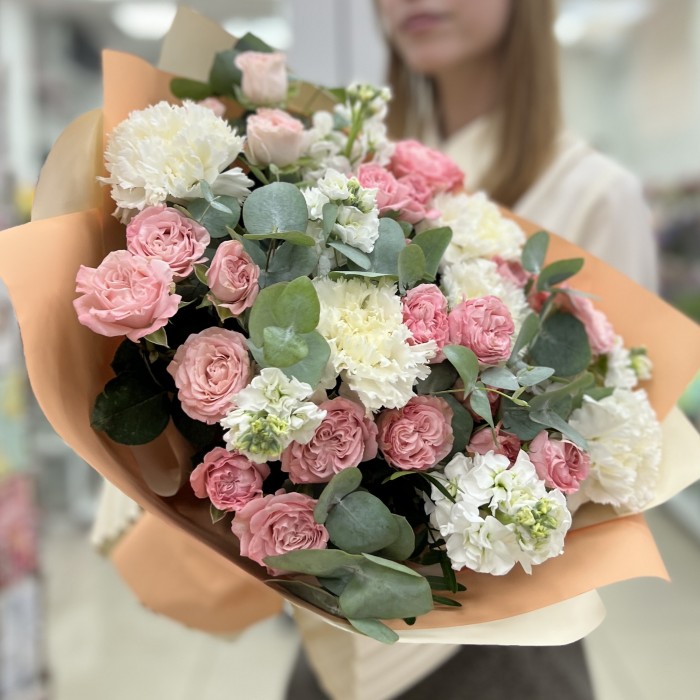 Кустовые розы Мадам Бомбастик с маттиолой